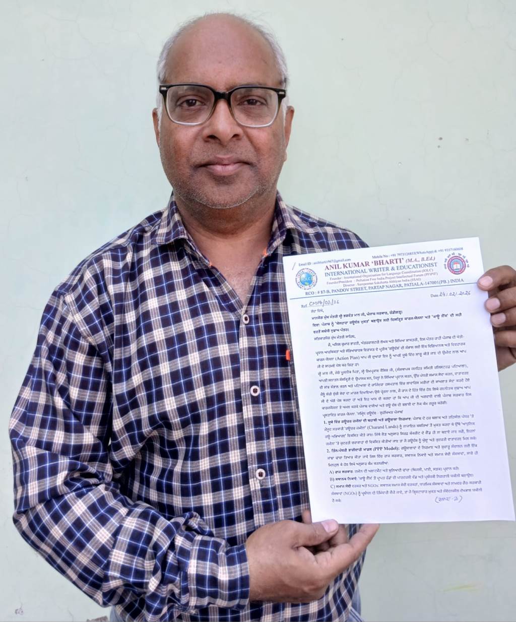 Educationist Anil Bharti submits Swaran Jayanti Action Plan to Chief Minister
